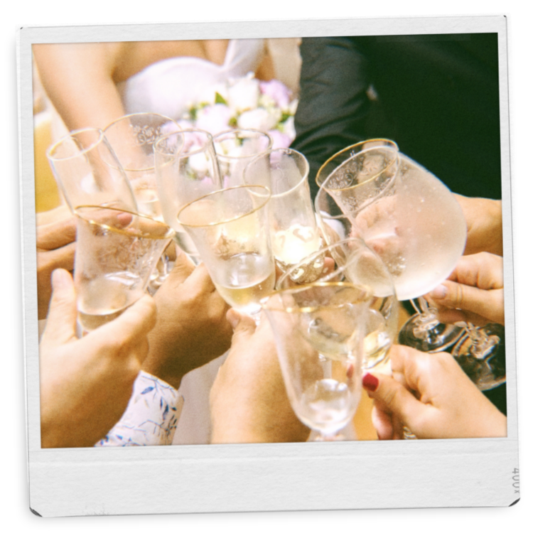 Een toast bij een scented wedding gemaakt met een polaroid